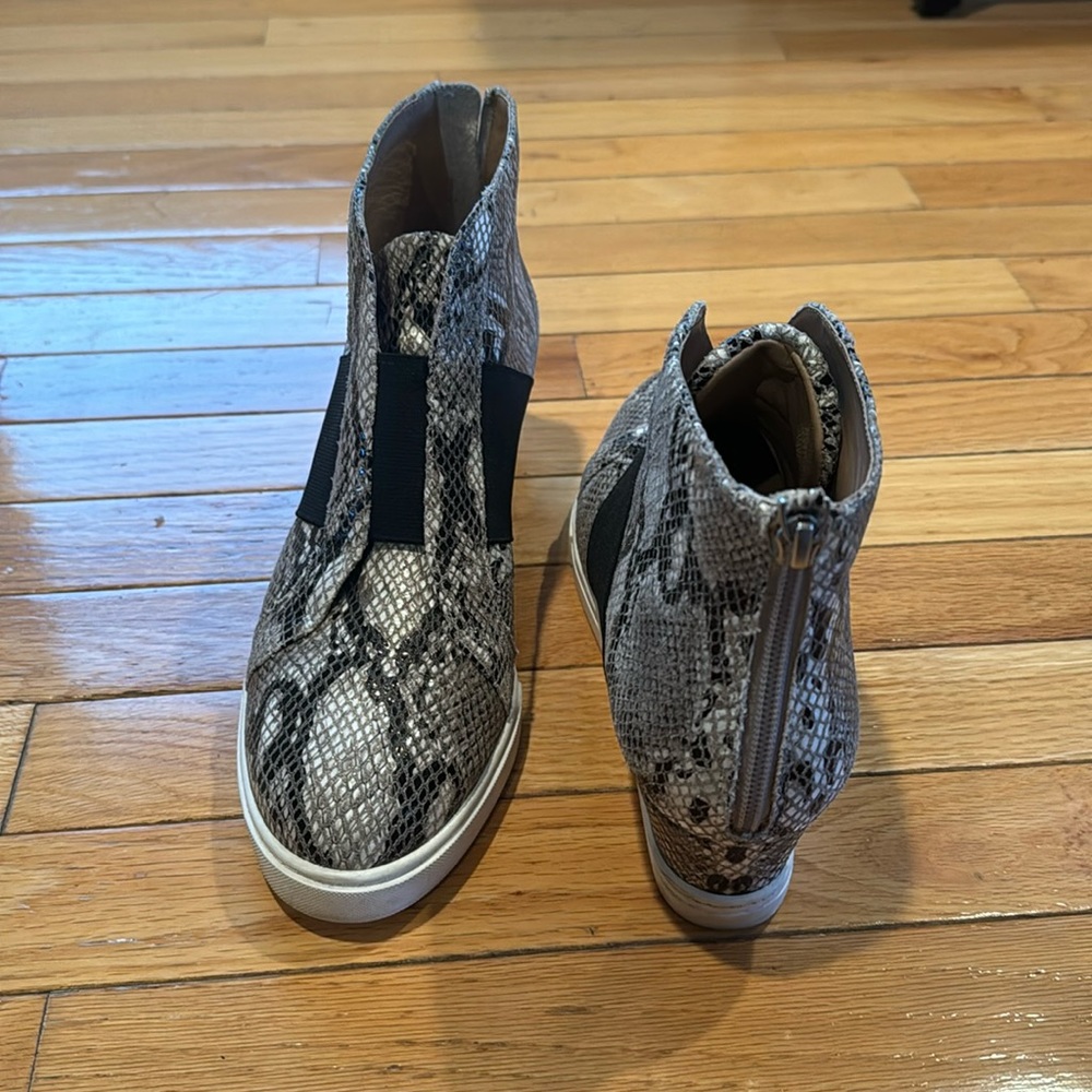 L.Paolo size 9 wedge sneakers